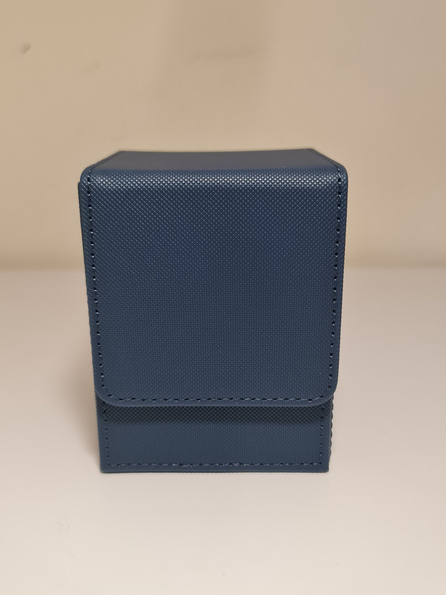 <transcy>Ultimate Guard Flip &#39;N&#39; Tray 80+ XenoSkin Deck Holder - Petrol Blue</transcy>