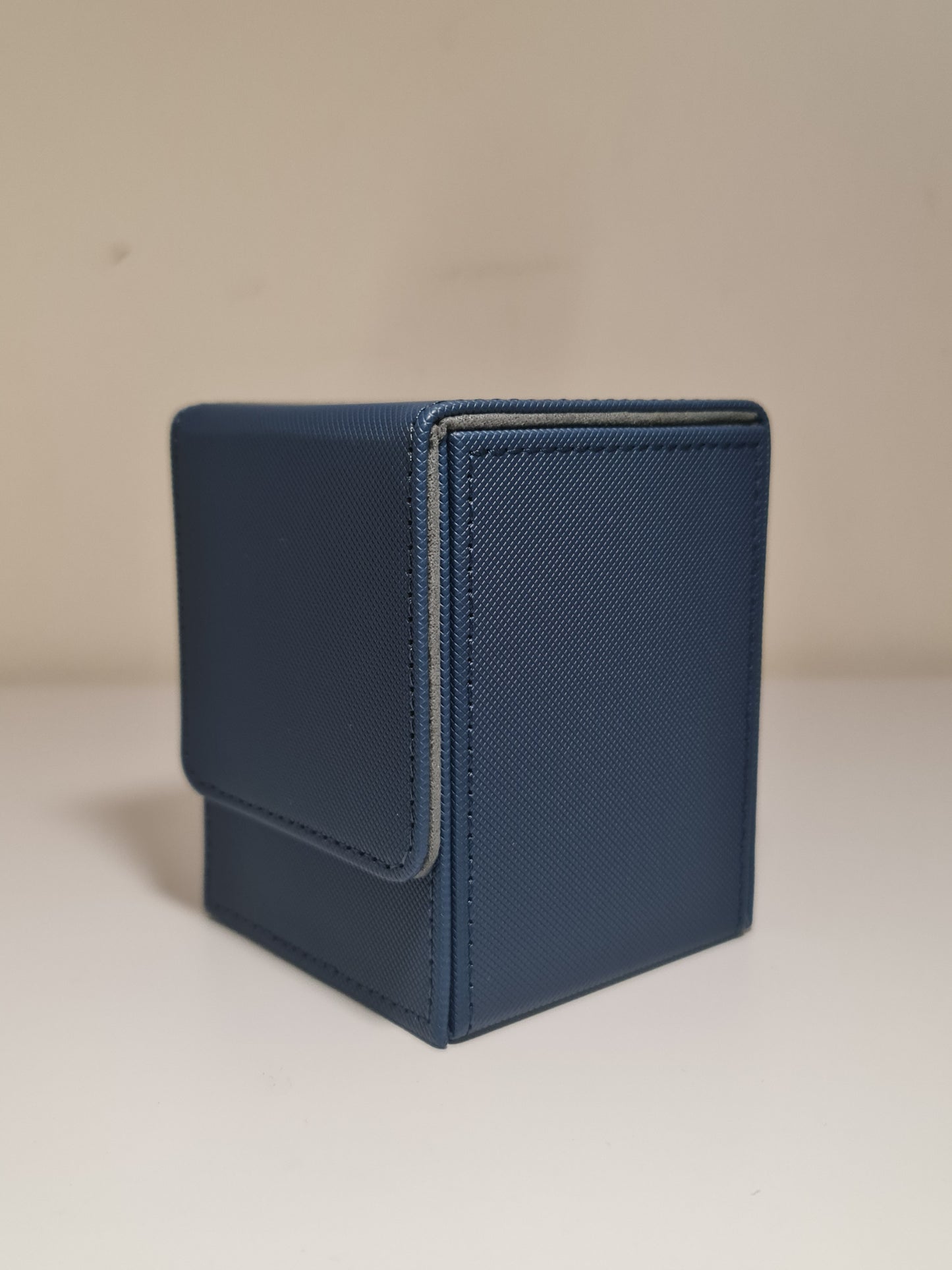 <transcy>Ultimate Guard Flip &#39;N&#39; Tray 80+ XenoSkin Deck Holder - Petrol Blue</transcy>